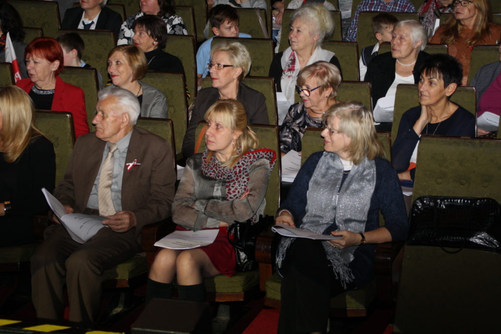 Wspólne wielopokoleniowe śpiewanie pieśni patriotycznych