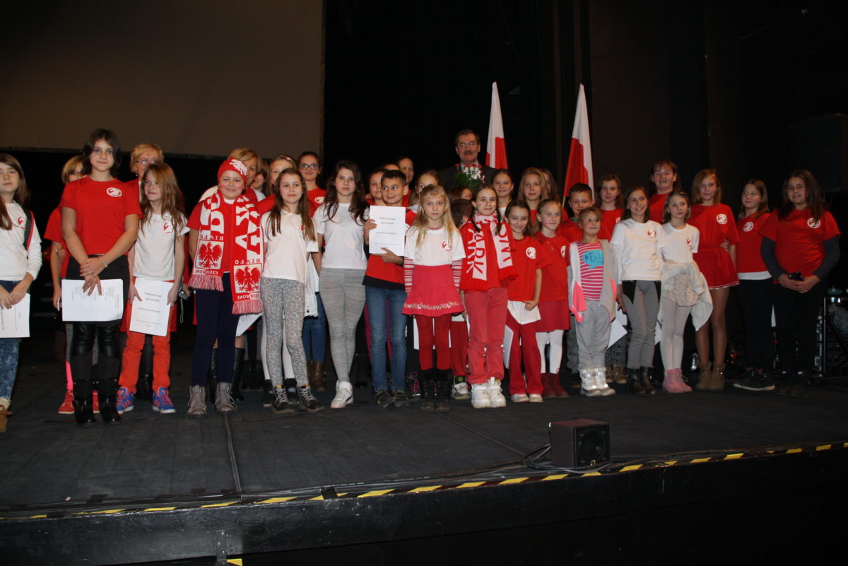 Wspólne wielopokoleniowe śpiewanie pieśni patriotycznych