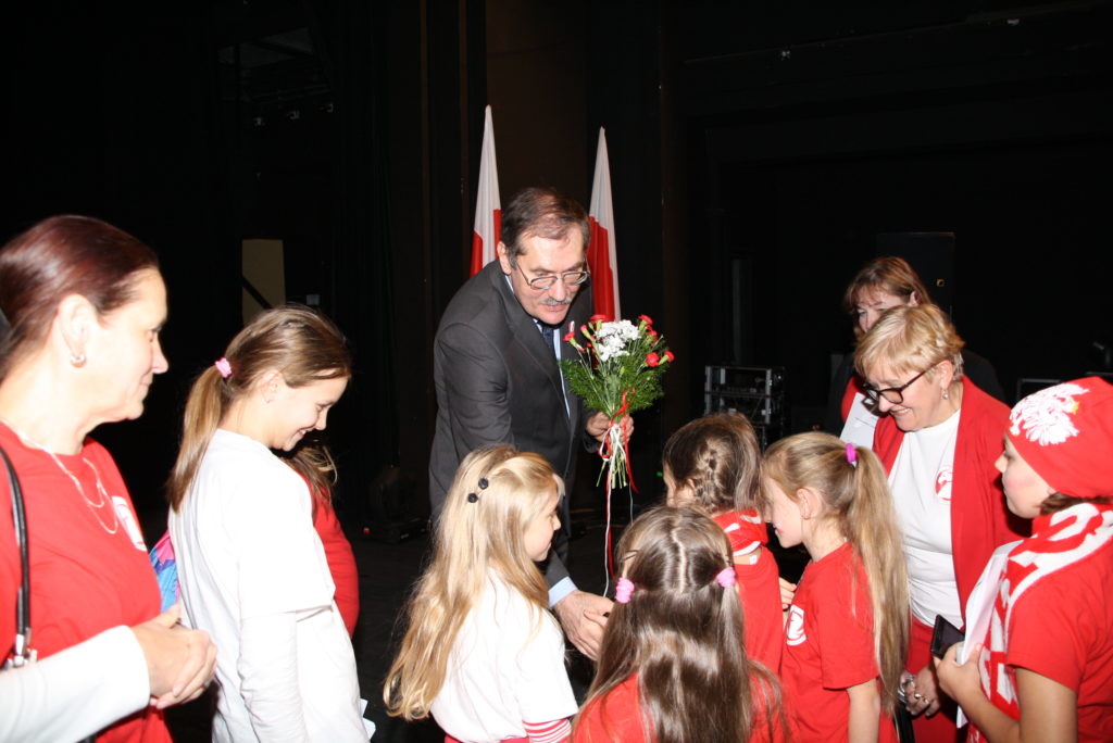 Wspólne wielopokoleniowe śpiewanie pieśni patriotycznych