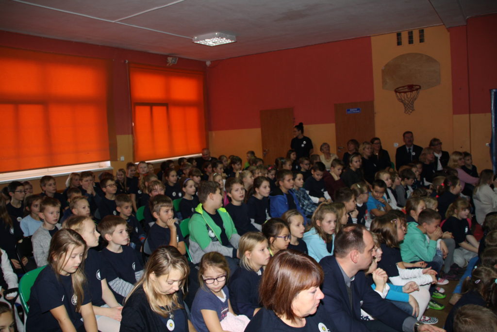 22. rocznica istnienia Klubu Niezwykle Uprzejmych Uczniów w Szkole Podstawowej w Mirkowie