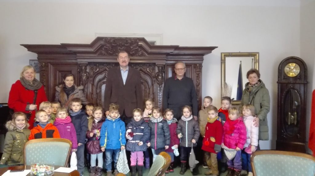 Wychowankowie przedszkola nr 49 we Wrocławiu z zaproszeniem u Dolnośląskiego Kuratora Oświaty