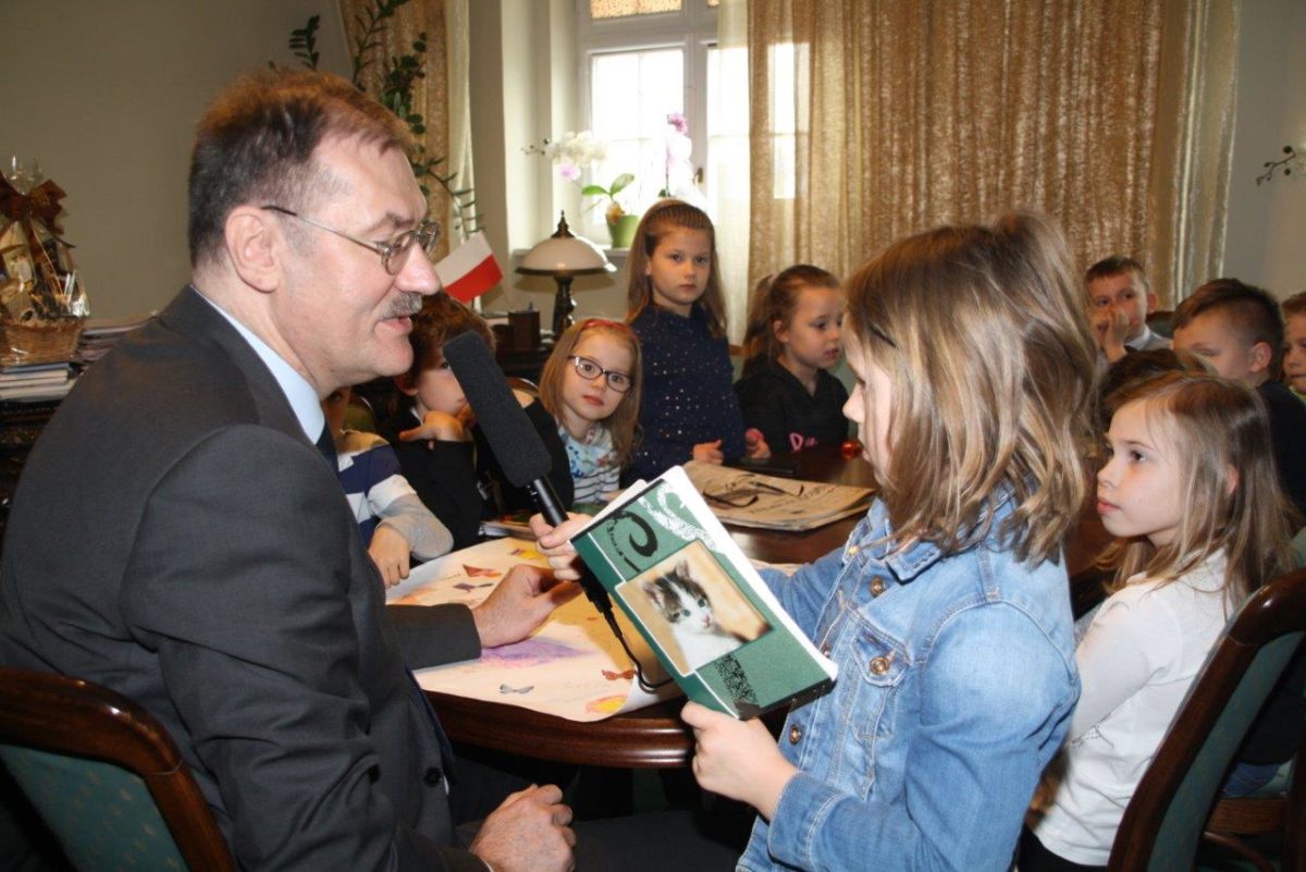 „Mali reporterzy 2d” z Żurawiny przeprowadzili wywiad z kuratorem