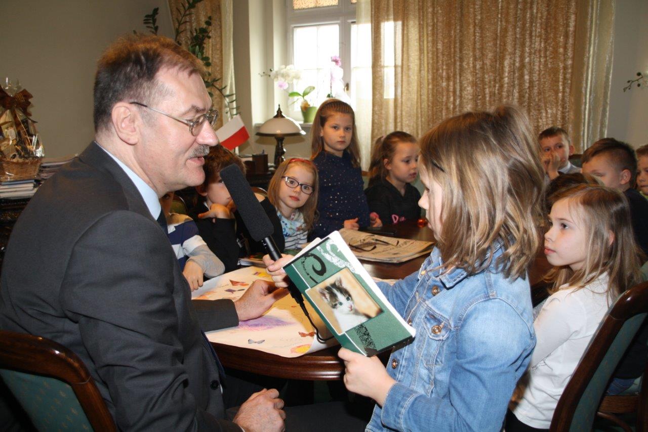 „Mali reporterzy 2d” z Żurawiny przeprowadzili wywiad z kuratorem