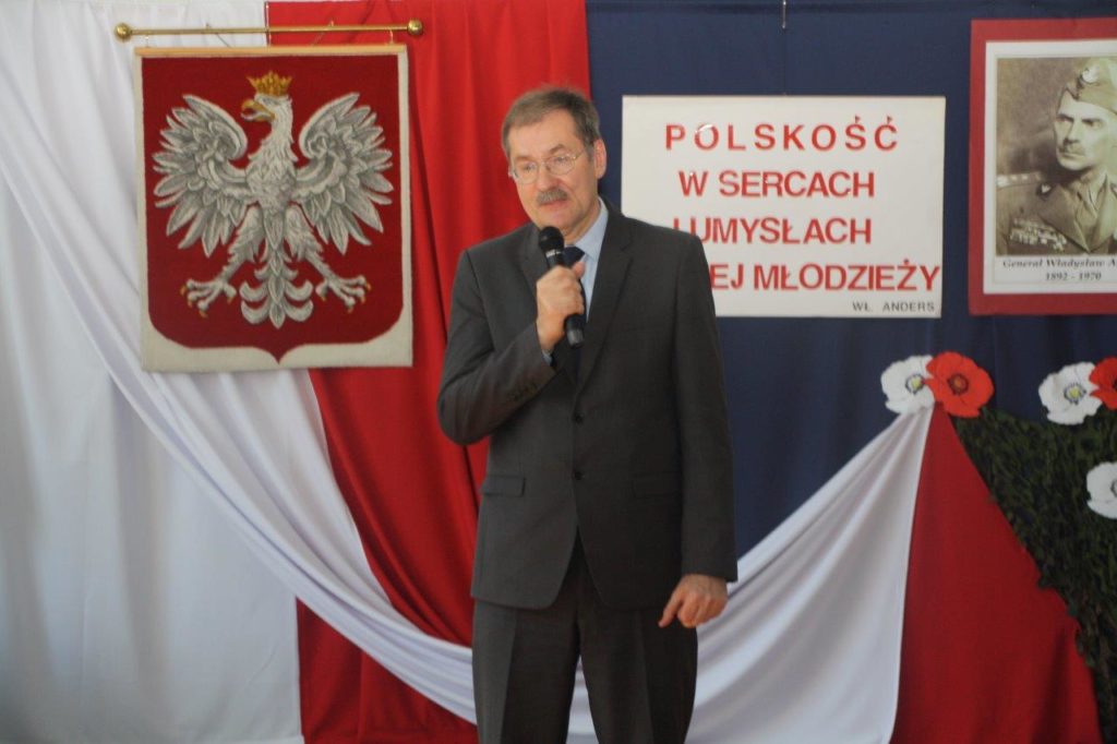 Uroczystość przyjęcia flagi w Szkole Podstawowej nr 73 im. gen. Władysława Andersa we Wrocławiu