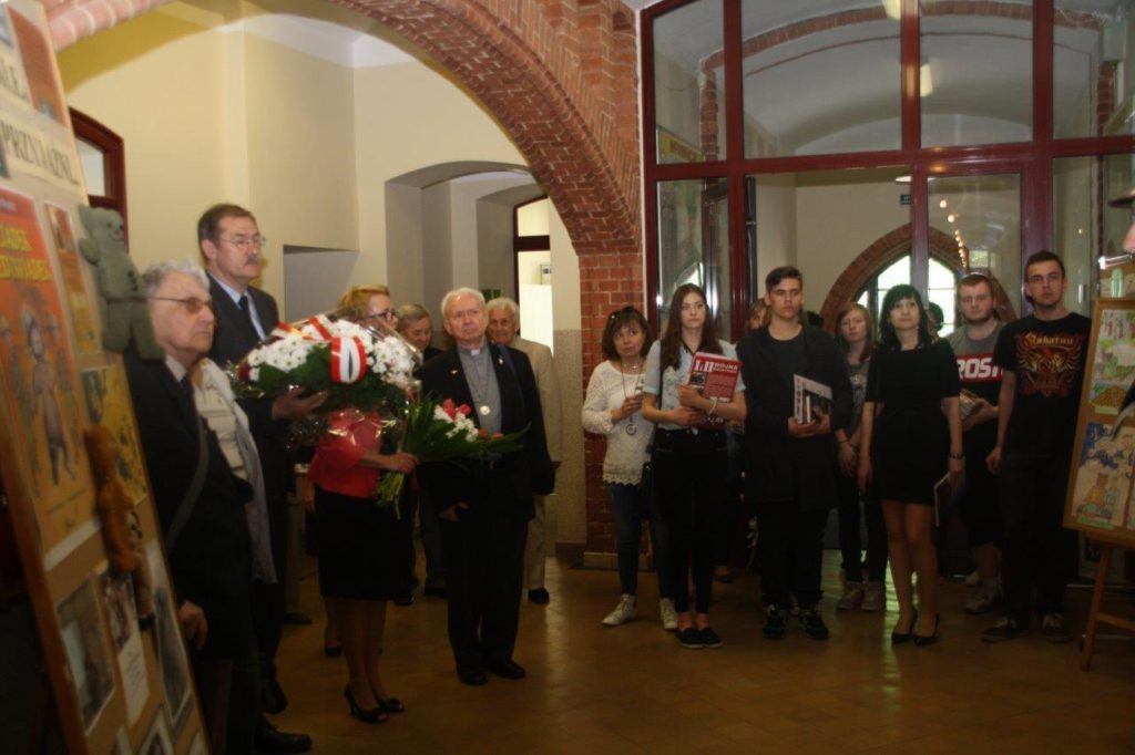 Uroczystość przyjęcia flagi w Szkole Podstawowej nr 73 im. gen. Władysława Andersa we Wrocławiu