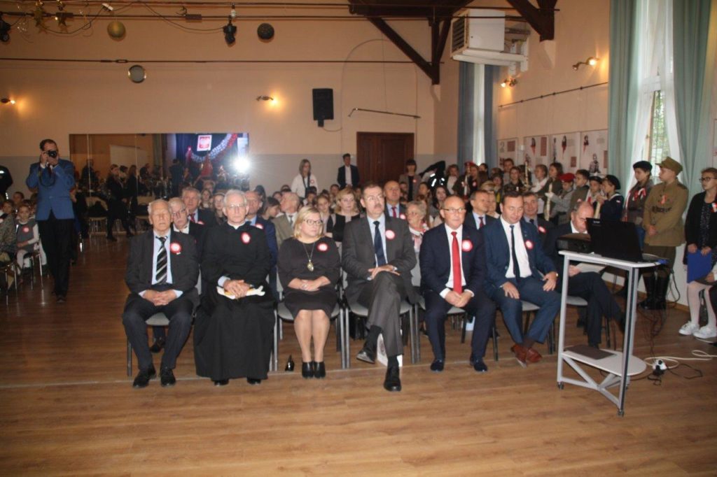 Uroczystość nadania imienia i sztandaru Szkole Podstawowej w Dobrzykowicach