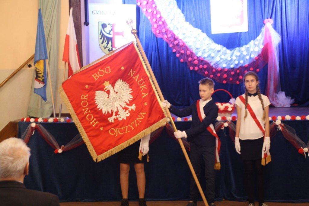 Uroczystość nadania imienia i sztandaru Szkole Podstawowej w Dobrzykowicach