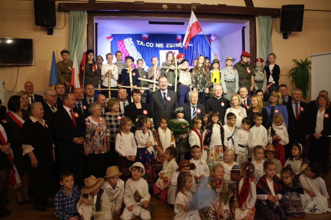 Uroczystość nadania imienia i sztandaru Szkole Podstawowej w Dobrzykowicach