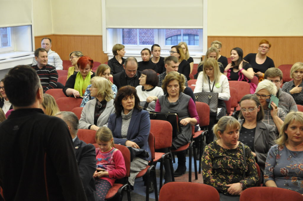 Na scenie, wśród prezentujących swoją twórczość nauczycieli wrocławskich placówek edukacyjnych, wystąpili Roman Kowalczyk Dolnośląski Kurator Oświaty i Ryszard Pocheć st. wizytator Kuratorium Oświaty we Wrocławiu. Celem koncertu była zbiórka pieniędzy dla wychowanków rodzin zastępczych o charakterze pogotowia rodzinnego. Imprezie towarzyszył więc kiermasz wielkanocnych upominków przygotowanych przez dzieci z wrocławskich przedszkoli, a w kawiarence można było napić się kawy, herbaty i zjeść pyszne ciastko. Koncert zgromadził licznie ludzi dobrej woli, o wrażliwych sercach, kochających poezję i śpiew, gotowych podzielić się swoim talentem lub zasiąść jako publiczność.