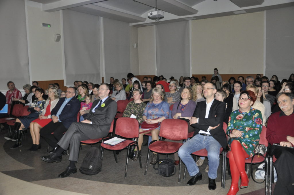 Na scenie, wśród prezentujących swoją twórczość nauczycieli wrocławskich placówek edukacyjnych, wystąpili Roman Kowalczyk Dolnośląski Kurator Oświaty i Ryszard Pocheć st. wizytator Kuratorium Oświaty we Wrocławiu. Celem koncertu była zbiórka pieniędzy dla wychowanków rodzin zastępczych o charakterze pogotowia rodzinnego. Imprezie towarzyszył więc kiermasz wielkanocnych upominków przygotowanych przez dzieci z wrocławskich przedszkoli, a w kawiarence można było napić się kawy, herbaty i zjeść pyszne ciastko. Koncert zgromadził licznie ludzi dobrej woli, o wrażliwych sercach, kochających poezję i śpiew, gotowych podzielić się swoim talentem lub zasiąść jako publiczność.