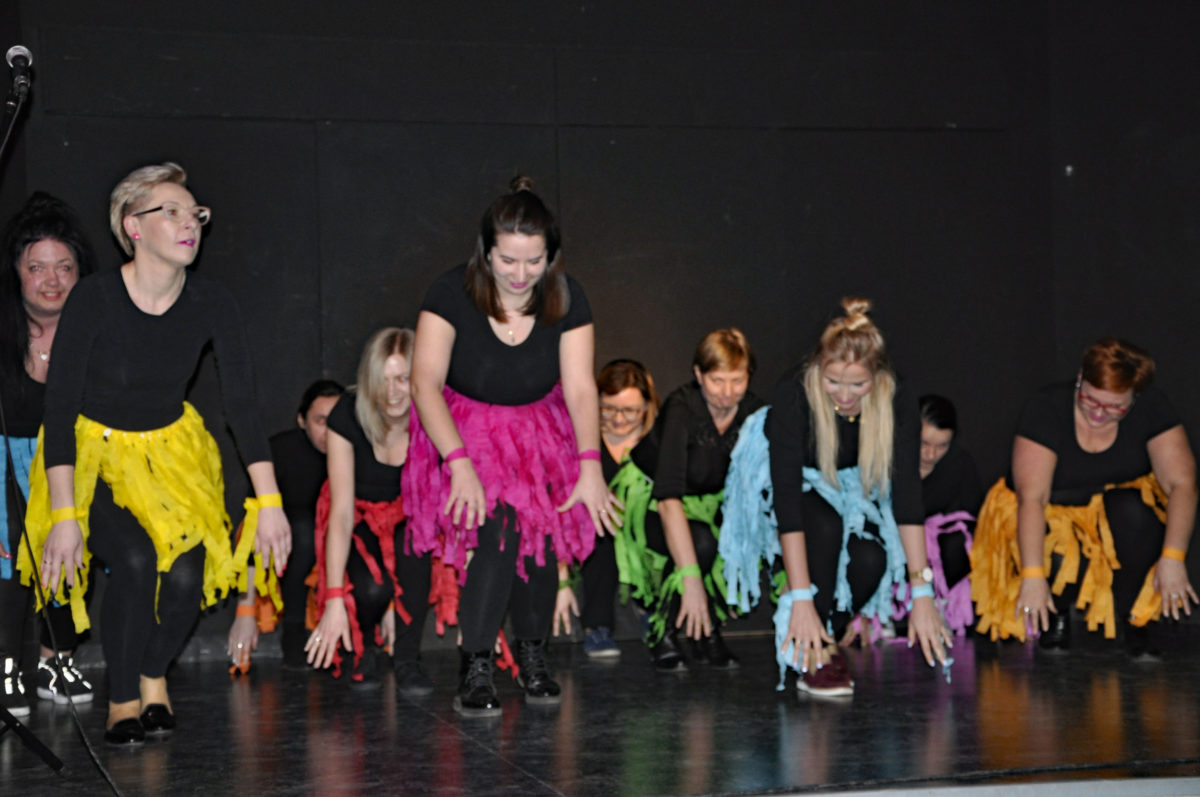 Na scenie, wśród prezentujących swoją twórczość nauczycieli wrocławskich placówek edukacyjnych, wystąpili Roman Kowalczyk Dolnośląski Kurator Oświaty i Ryszard Pocheć st. wizytator Kuratorium Oświaty we Wrocławiu. Celem koncertu była zbiórka pieniędzy dla wychowanków rodzin zastępczych o charakterze pogotowia rodzinnego. Imprezie towarzyszył więc kiermasz wielkanocnych upominków przygotowanych przez dzieci z wrocławskich przedszkoli, a w kawiarence można było napić się kawy, herbaty i zjeść pyszne ciastko. Koncert zgromadził licznie ludzi dobrej woli, o wrażliwych sercach, kochających poezję i śpiew, gotowych podzielić się swoim talentem lub zasiąść jako publiczność.