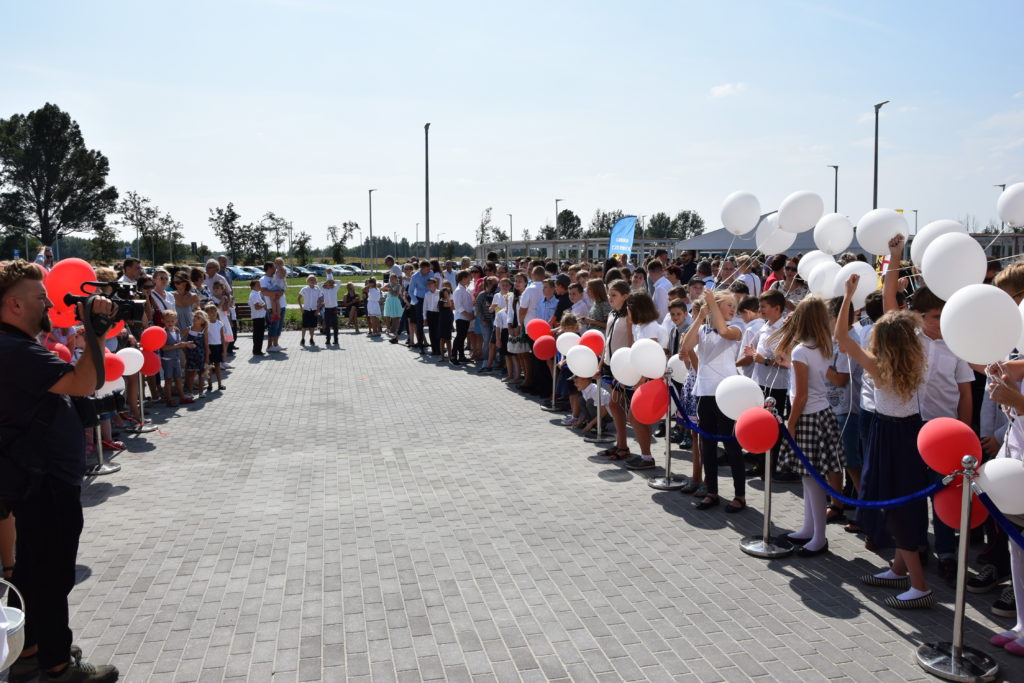Uroczystość otwarcia nowego kompleksu szkolnego w Dobrzykowicach
