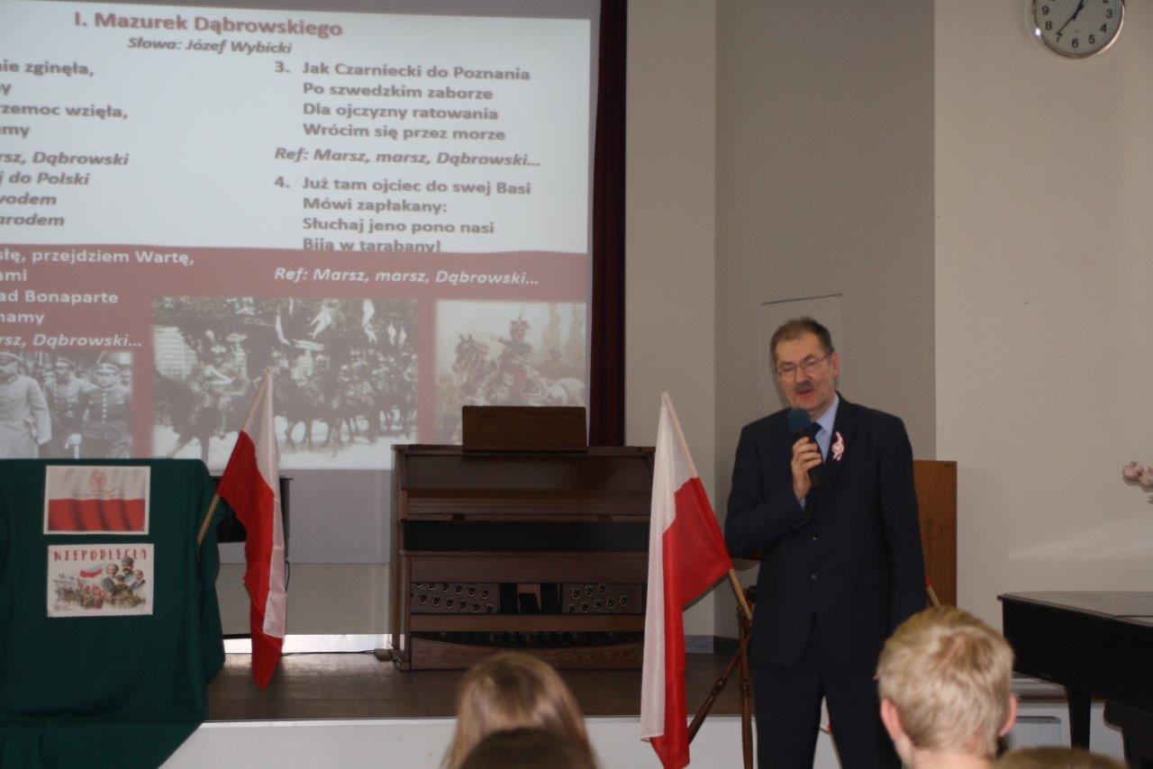 Patriotyczne śpiewanie z udziałem Dolnośląskiego Kuratora Oświaty w Zespole Szkół Teleinformatycznych i Elektronicznych we Wrocławiu