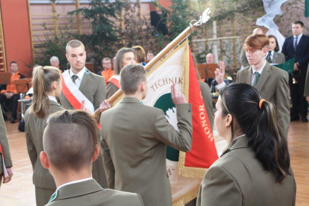  Uroczystość  ślubowania  uczniów I klasy Technikum Leśnego w Głogowie