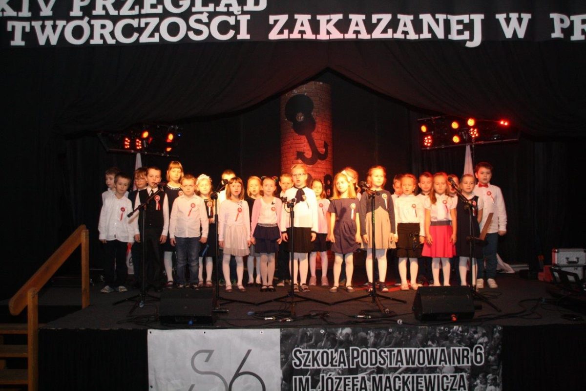 Występ najmłodszych uczniów Szkoły Podstawowej nr 6 oraz zespołu muzycznego Gimnazjum nr 2 otworzył przegląd