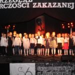 Występ najmłodszych uczniów Szkoły Podstawowej nr 6 oraz zespołu muzycznego Gimnazjum nr 2 otworzył przegląd