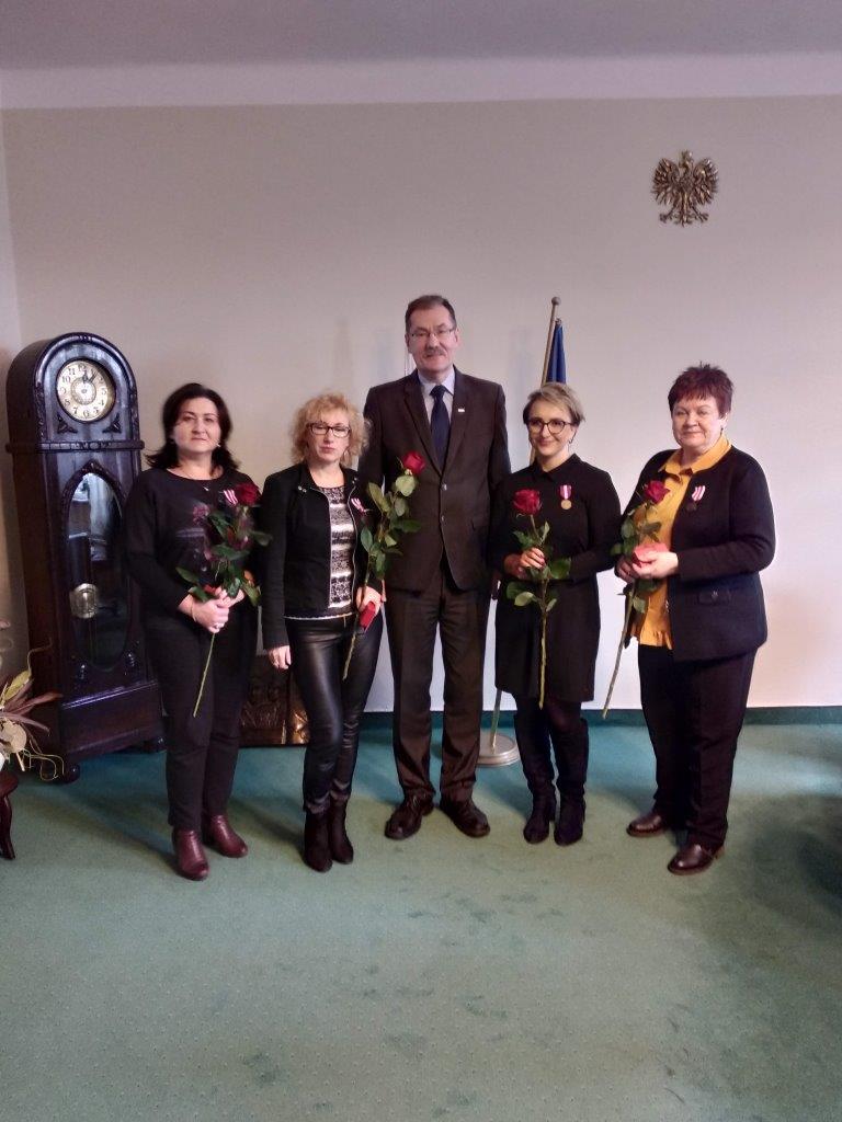 Dolnośląski Kurator Oświaty wręczył nauczycielom odznaczenia państwowe