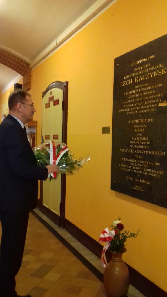 Dolnośląski Kurator Oświaty złożył kwiaty w 8. rocznicę katastrofy smoleńskiej
