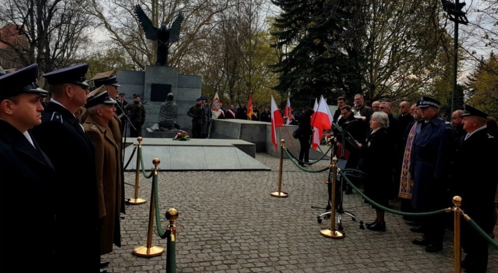 wziął udział w uroczystych obchodach Dnia Pamięci Ofiar Zbrodni Katyńskiej. Uroczystości rozpoczęły się przy pomniku Ofiar Zbrodni Katyńskiej w parku im. Juliusza Słowackiego we Wrocławiu. Po uroczystościach przy pomniku została odprawiona Msza Św. w Kościele Garnizonowym p.w. Św. Elżbiety. Organizatorami wydarzenia byli: Wojewoda Dolnośląski Paweł Hreniak, Dowódca Garnizonu Wrocław Dariusz Krzywdziński oraz Stowarzyszenie Dolnośląska Rodzina Katyńska.