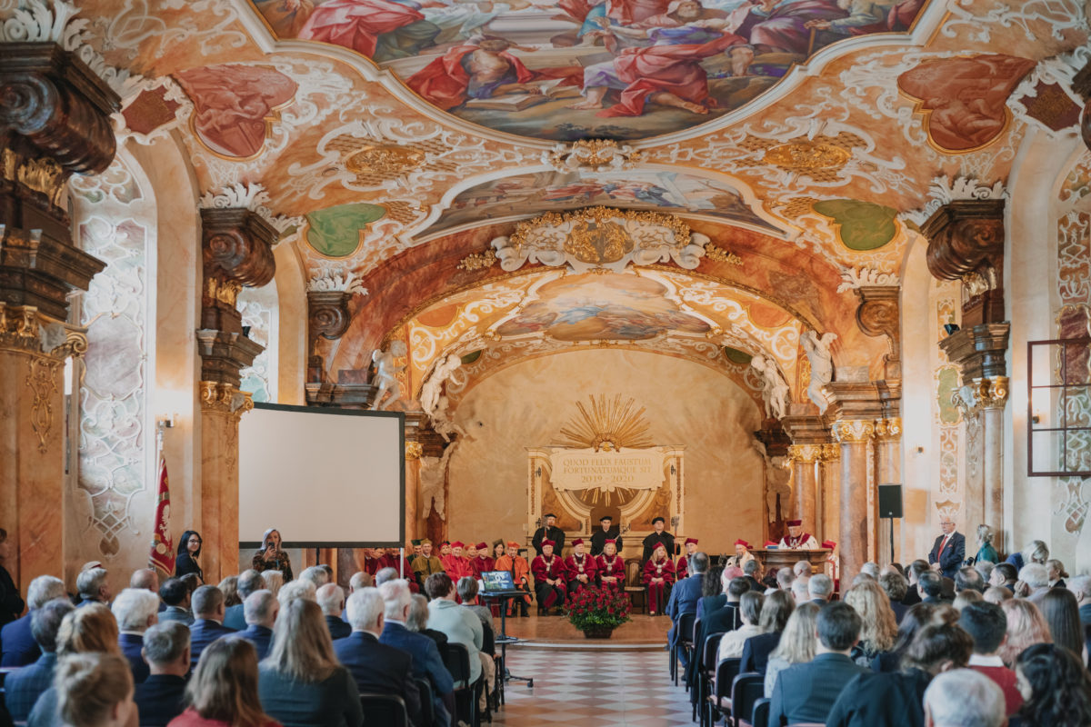Zygmunta Kąckiego „Flora – piękno i utracony posag”