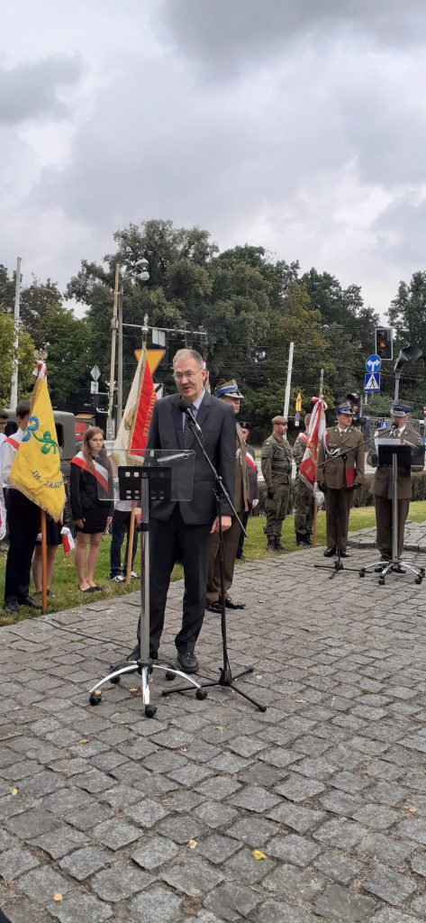  uroczystości z okazji Dnia Sybiraka, upamiętniającej 82. rocznicę agresji sowieckiej na Polskę zorganizowanej pod pomnikiem Zesłańców Sybiru na Skwerze Sybiraków we Wrocławiu