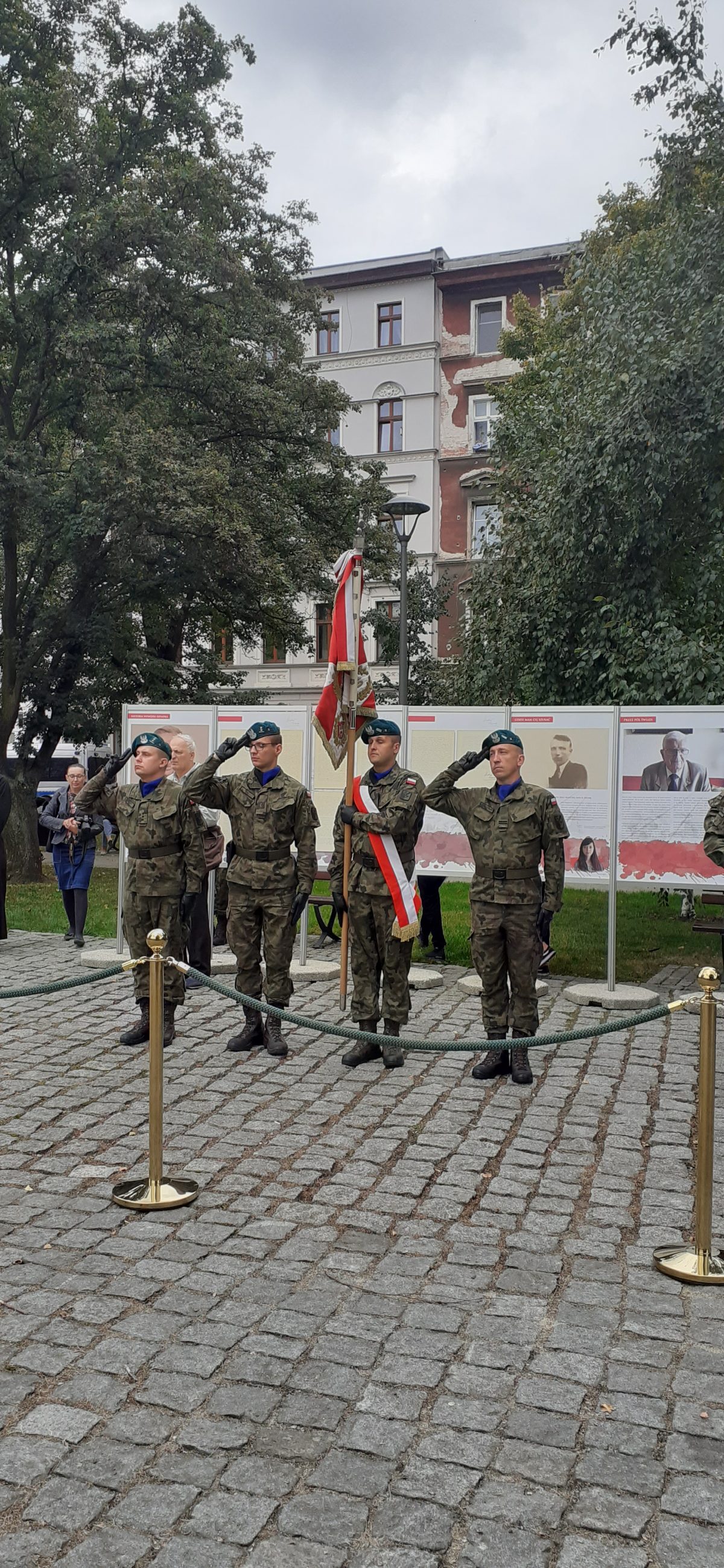 uroczystości z okazji Dnia Sybiraka, upamiętniającej 82. rocznicę agresji sowieckiej na Polskę zorganizowanej pod pomnikiem Zesłańców Sybiru na Skwerze Sybiraków we Wrocławiu