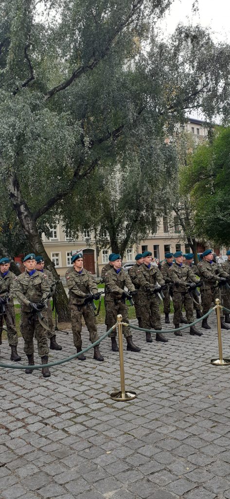  uroczystości z okazji Dnia Sybiraka, upamiętniającej 82. rocznicę agresji sowieckiej na Polskę zorganizowanej pod pomnikiem Zesłańców Sybiru na Skwerze Sybiraków we Wrocławiu