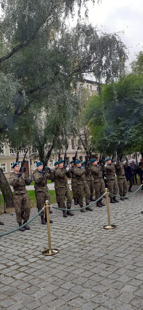  uroczystości z okazji Dnia Sybiraka, upamiętniającej 82. rocznicę agresji sowieckiej na Polskę zorganizowanej pod pomnikiem Zesłańców Sybiru na Skwerze Sybiraków we Wrocławiu