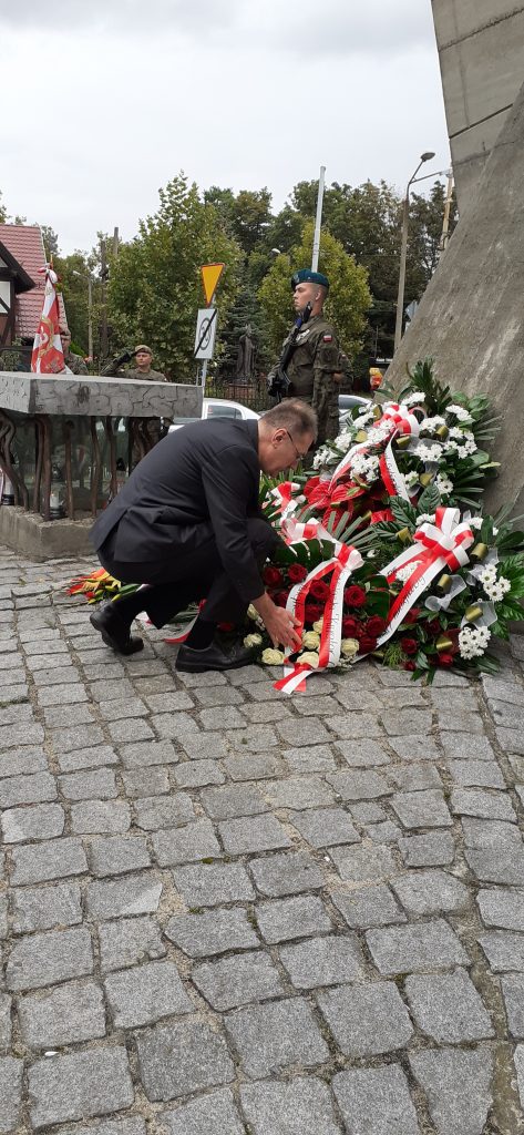  uroczystości z okazji Dnia Sybiraka, upamiętniającej 82. rocznicę agresji sowieckiej na Polskę zorganizowanej pod pomnikiem Zesłańców Sybiru na Skwerze Sybiraków we Wrocławiu