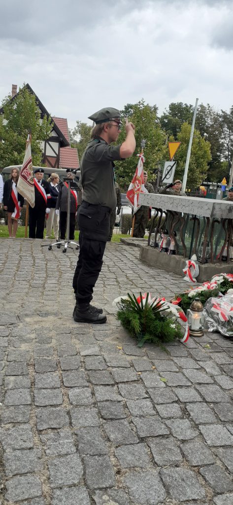  uroczystości z okazji Dnia Sybiraka, upamiętniającej 82. rocznicę agresji sowieckiej na Polskę zorganizowanej pod pomnikiem Zesłańców Sybiru na Skwerze Sybiraków we Wrocławiu