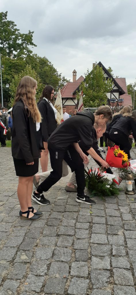  uroczystości z okazji Dnia Sybiraka, upamiętniającej 82. rocznicę agresji sowieckiej na Polskę zorganizowanej pod pomnikiem Zesłańców Sybiru na Skwerze Sybiraków we Wrocławiu