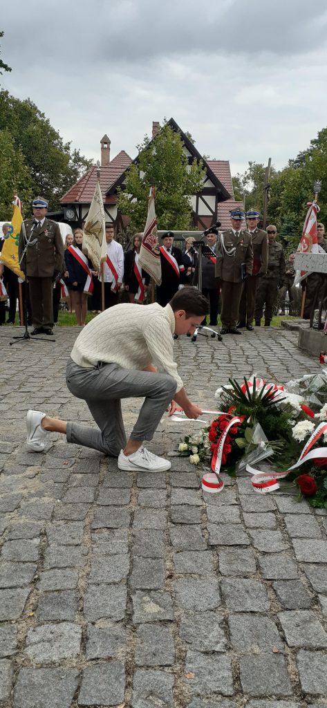  uroczystości z okazji Dnia Sybiraka, upamiętniającej 82. rocznicę agresji sowieckiej na Polskę zorganizowanej pod pomnikiem Zesłańców Sybiru na Skwerze Sybiraków we Wrocławiu