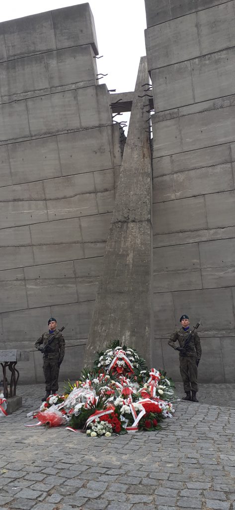  uroczystości z okazji Dnia Sybiraka, upamiętniającej 82. rocznicę agresji sowieckiej na Polskę zorganizowanej pod pomnikiem Zesłańców Sybiru na Skwerze Sybiraków we Wrocławiu