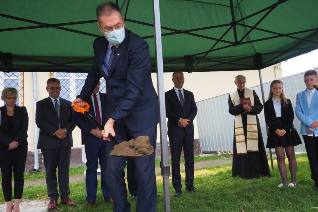 Uroczystość wkopania kamienia węgielnego pod rozbudowę Szkoły Podstawowej w Rogowie Sobóckim