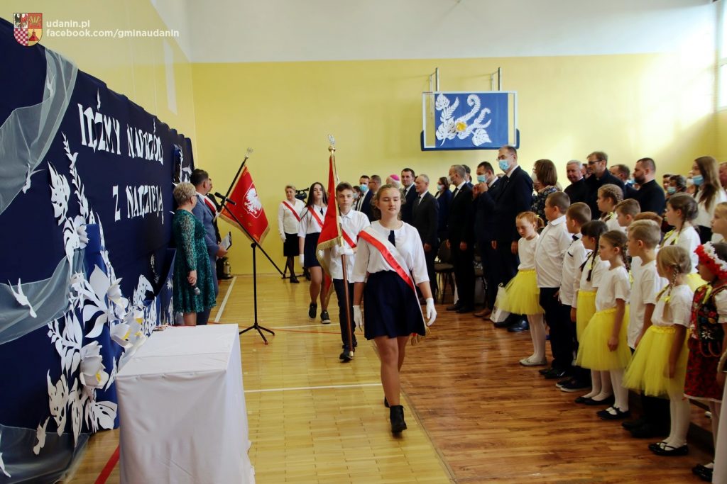 Uroczystość nadania sztandaru Szkole Podstawowej w Ujeździe Górnym
