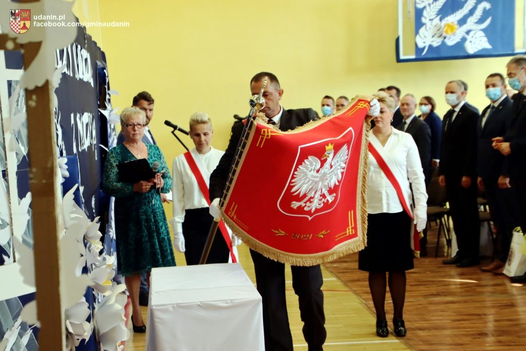 Uroczystość nadania sztandaru Szkole Podstawowej w Ujeździe Górnym