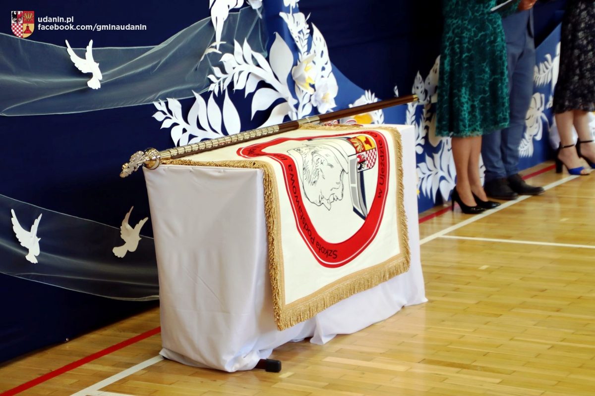 Uroczystość nadania sztandaru Szkole Podstawowej w Ujeździe Górnym
