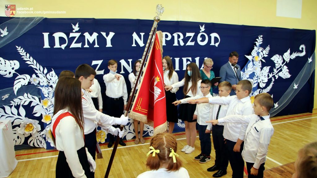 Uroczystość nadania sztandaru Szkole Podstawowej w Ujeździe Górnym