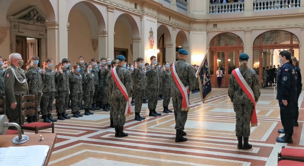 ślubowanie kadetów klas pierwszych w Liceum Służb Mundurowych we Wrocławiu