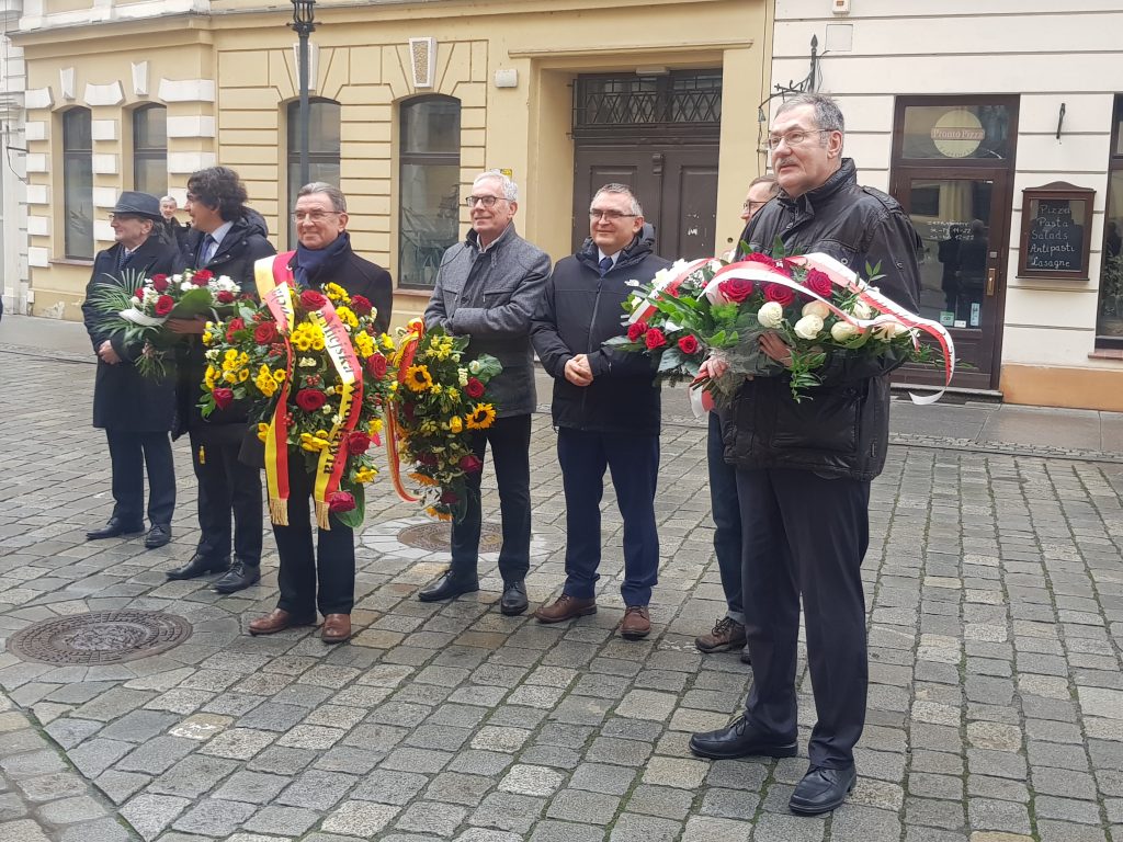 Dolnośląski Kurator Oświaty złożył kwiaty pod tablicą upamiętniającą działalność Niezależnego Zrzeszenia Studentów we Wrocławiu