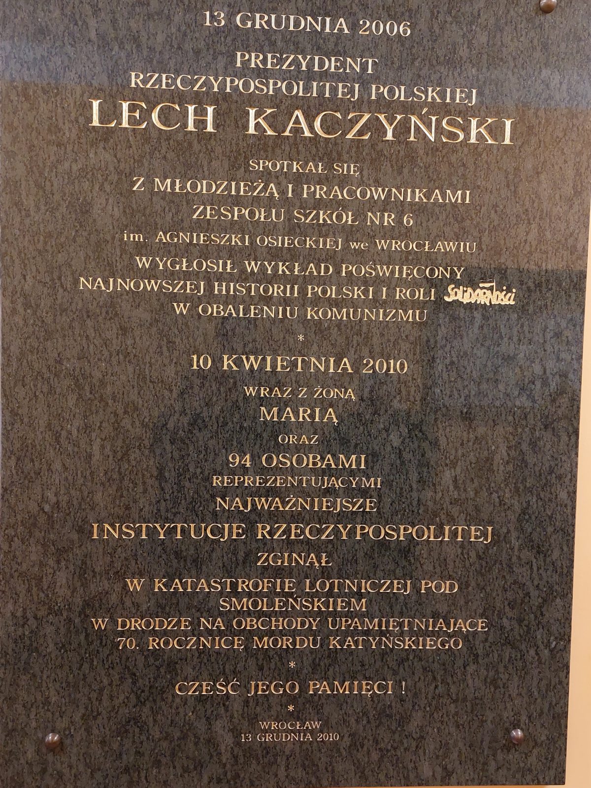 Dolnośląski Kurator Oświaty złożył kwiaty w 12. rocznicę katastrofy smoleńskiej