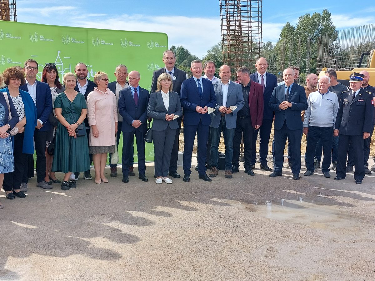 Uroczystość wmurowania kamienia węgielnego z udziałem Dolnośląski Kurator Oświaty