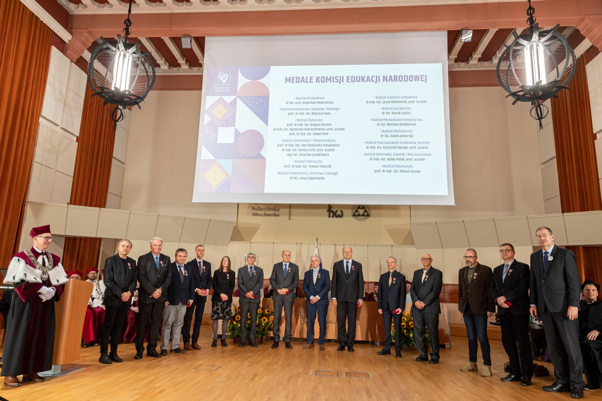 Dolnośląski Kurator Oświaty wręczył 15 pracownikom uczelni Medal Komisji Edukacji Narodowej.