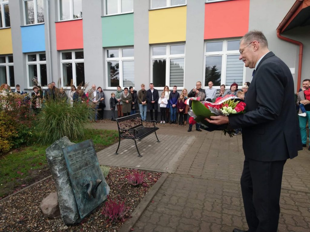 Odsłonięcie tablicy i ławeczki upamiętniającej Wioletty Majki - Stangret