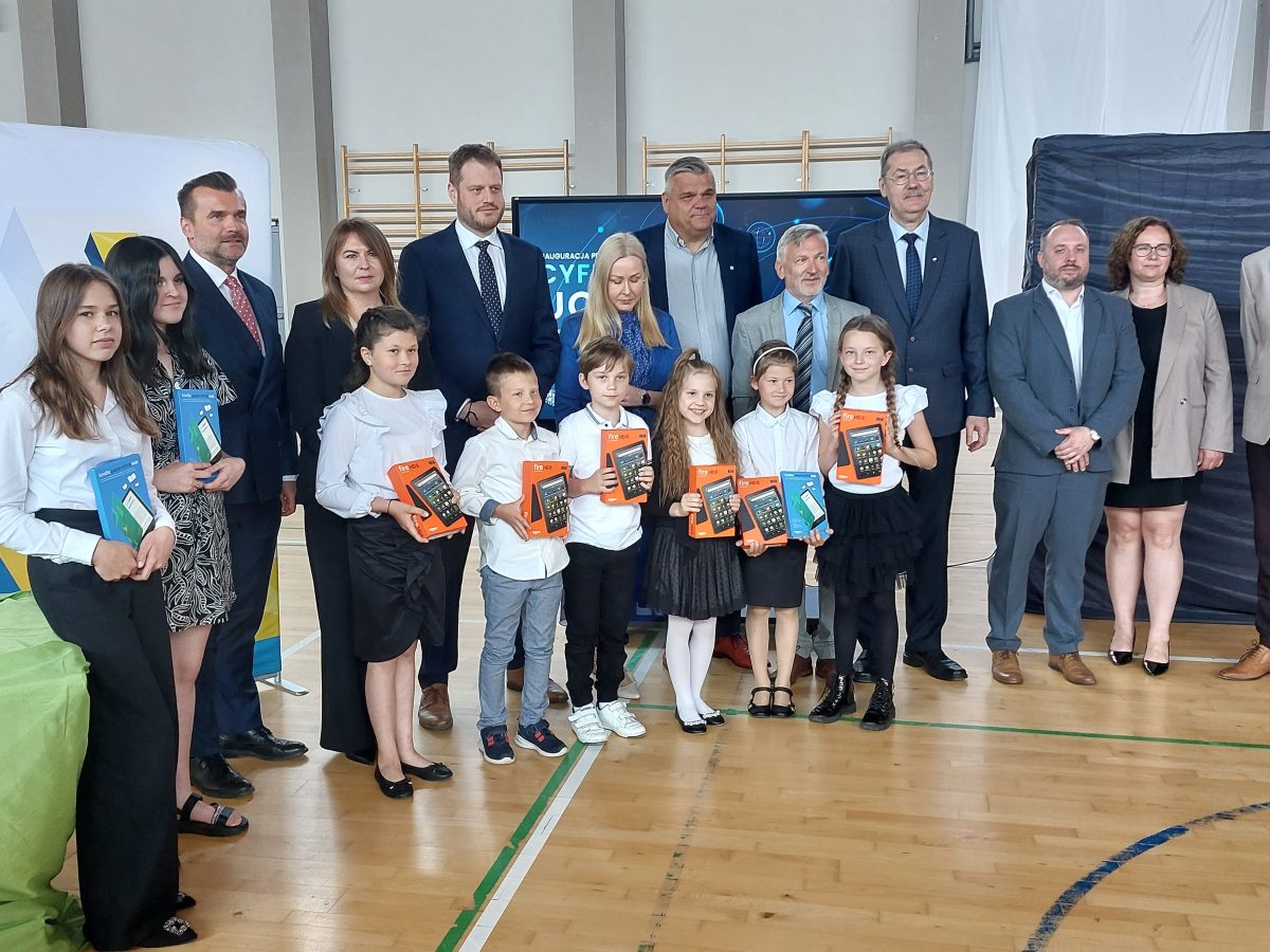Realizacja programu "Cyfrowy Uczeń" się rozpoczęła - do szkół trafią tysiące urządzeń cyfrowych