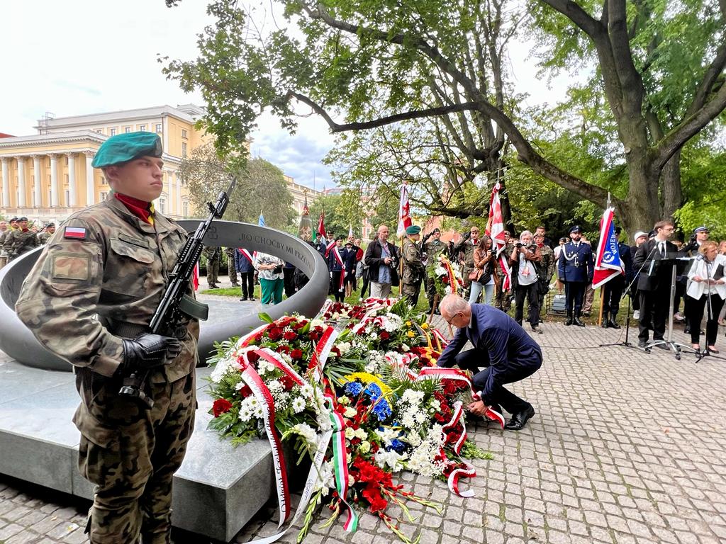 Program uroczystości obejmował: • odśpiewanie hymnu państwowego, • przemówienia okolicznościowe • apel pamięci • złożenie kwiatów, wieńców i zniczy O godzinie 19 w kościele garnizonowym pw. św. Elżbiety zostana odprawiona Msza święta w intencji żyjących i zmarłych Powstańców Warszawskich.