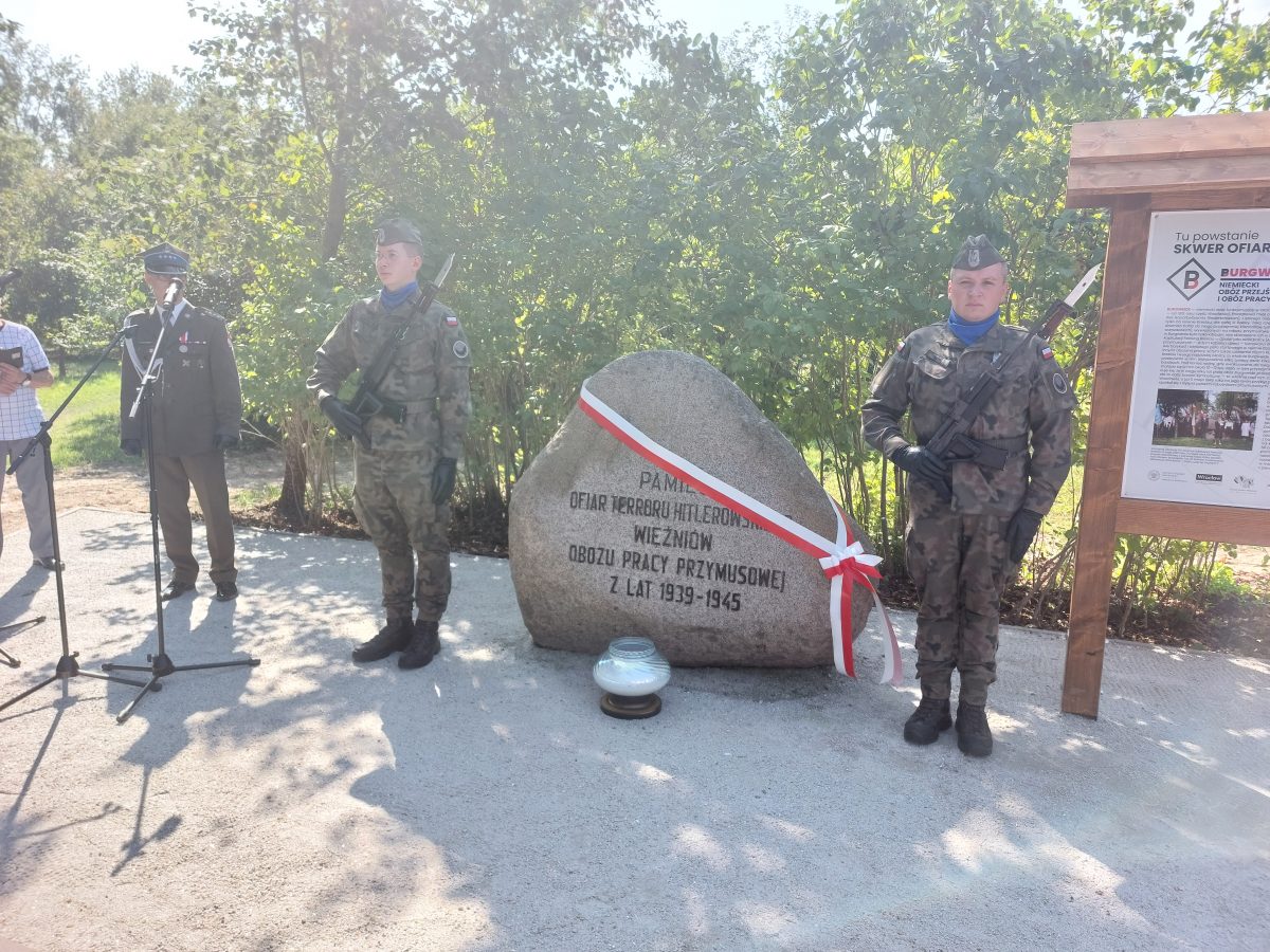 Odsłonięcie pomnika na terenie byłego niemieckiego obozu Burgweide