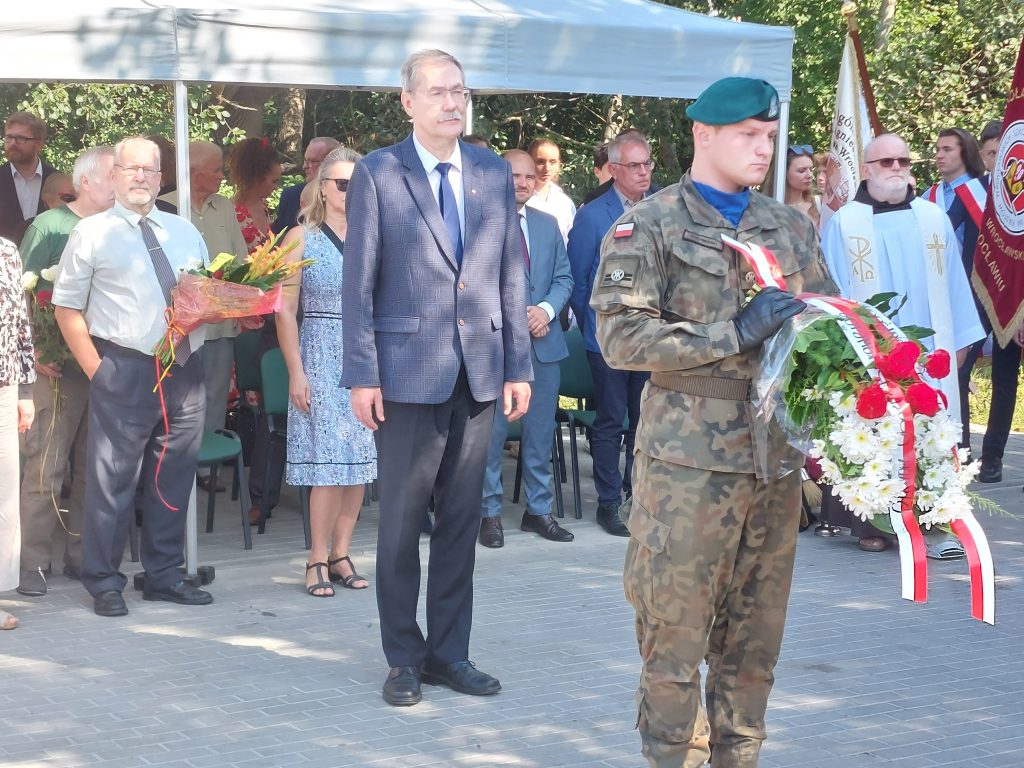 Odsłonięcie pomnika na terenie byłego niemieckiego obozu Burgweide