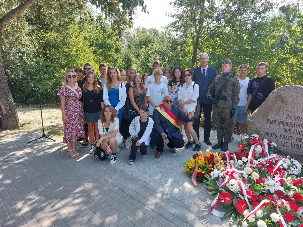 Odsłonięcie pomnika na terenie byłego niemieckiego obozu Burgweide