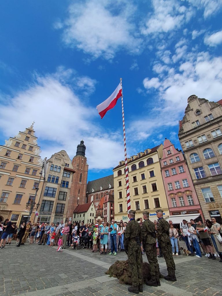 Dzień Flagi Rzeczypospolitej Polskiej na wrocławskim Rynku 